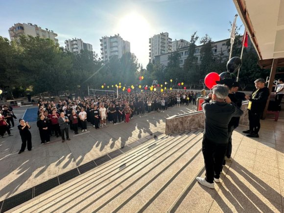ADANA’DA AYNI ANDA KANSERİ YENİP OKULA DÖNEN İKİ ÖĞRENCİ, BALONLARLA KARŞILANDI
