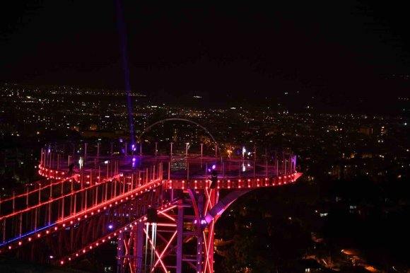 CAM SEYİR TERASTA ANLAMLI IŞIKLANDIRMA