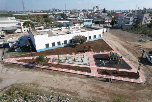 AKDENİZ’DE BİR PARK DAHA YENİLENDİ