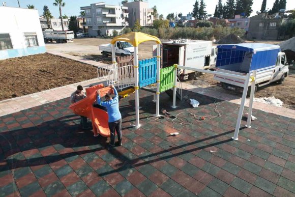 AKDENİZ’DE BİR PARK DAHA YENİLENDİ