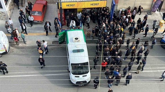 MERSİN VALİLLİĞİ 3 KİŞİYİ ÖLDÜREN ŞAHSIN BACAĞINDAN VURULARAK YAKALANDIĞINI BİLDİRDİ