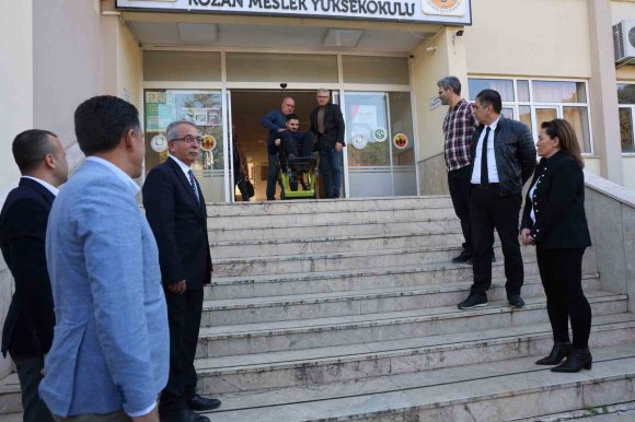 KOZAN MESLEK YÜKSEKOKULU’NUN MERDİVENLERİNDEKİ ENGEL BELEDİYE İŞBİRLİĞİ İLE KALDIRILDI