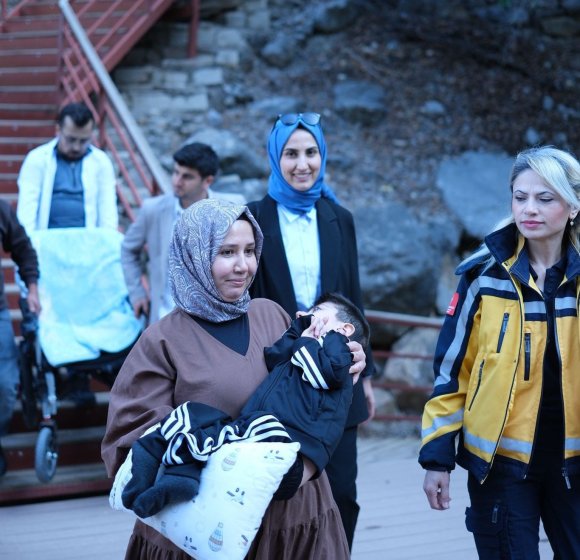 CAM KEMİK HASTASI ÇOCUĞUN HAYALİNİ SAĞLIK EKİPLERİ GERÇEKLEŞTİRDİ