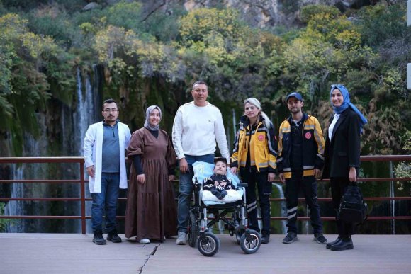 CAM KEMİK HASTASI ÇOCUĞUN HAYALİNİ SAĞLIK EKİPLERİ GERÇEKLEŞTİRDİ