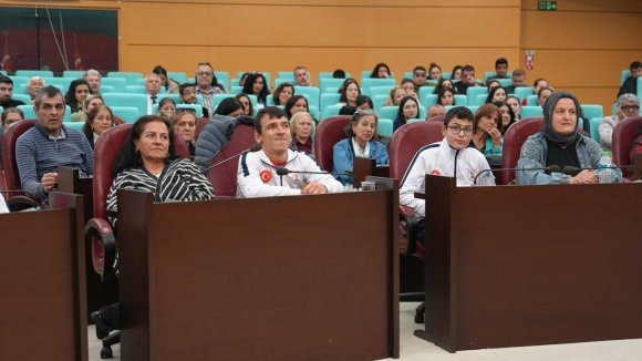 TARSUS’TA SEREBRAL PALSİLİ MİLLİ YÜZÜCÜ BATUHAN ERUÇAR GENÇLERE İLHAM OLDU