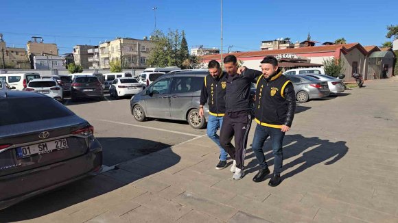 OTOMOBİLLE GELDİ ÇEKİCİDEN TELEFON ÇALDI: 120 SUÇ KAYITLI HIRSIZIN O ANLARI KAMERADA