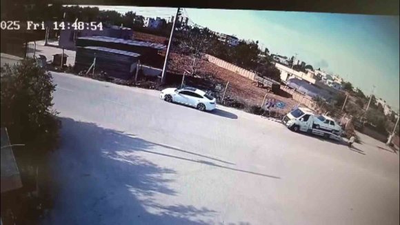 OTOMOBİLLE GELDİ ÇEKİCİDEN TELEFON ÇALDI: 120 SUÇ KAYITLI HIRSIZIN O ANLARI KAMERADA