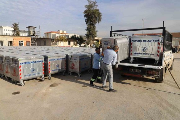 AKDENİZ BELEDİYESİ YENİ ÇÖP KONTEYNERİNİ MAHALLELERE YERLEŞTİRİYOR