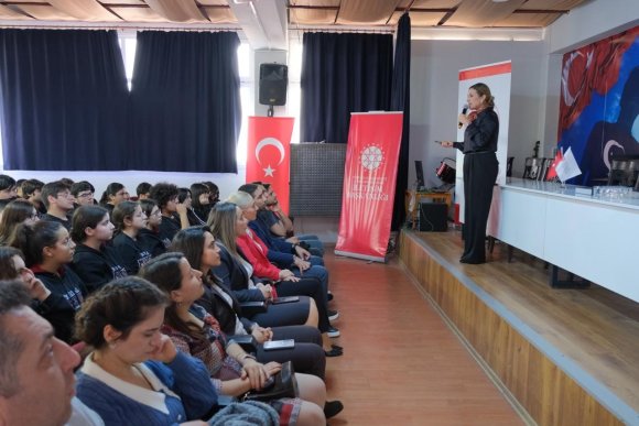 HATAY’DA ÖĞRENCİLERE DEZENFORMASYONLA MÜCADELE FARKINDALIK EĞİTİMİ VERİLDİ