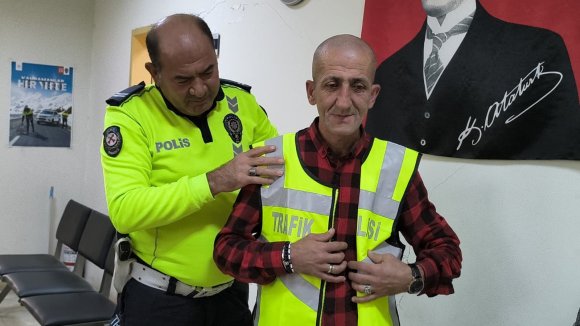 DÖRTYOL’UN SEVİLEN İSMİ ÖMÜR, POLİS YELEĞİ GİYEREK TRAFİK DENETİMİNE ÇIKTI