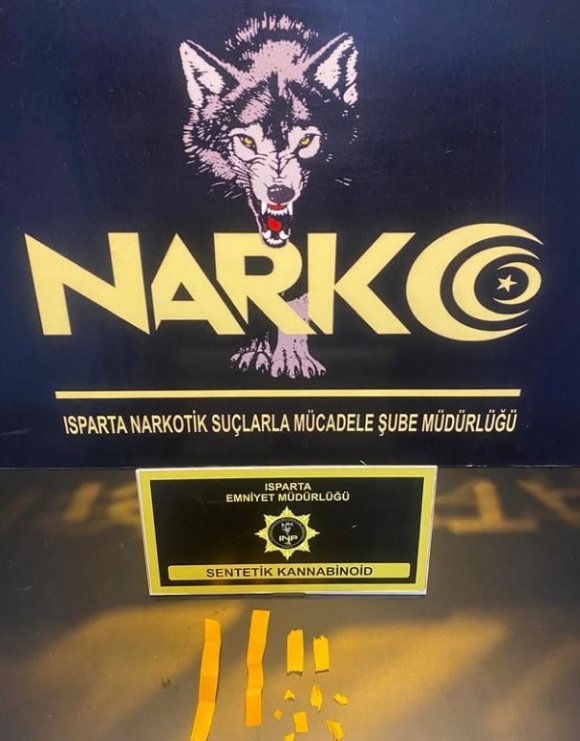 ISPARTA’DA NARKOTİK VE KOM’DAN ÇİFTE OPERASYON: SENTETİK KÂĞITLAR VE KAÇAK ALKOL YAKALANDI
