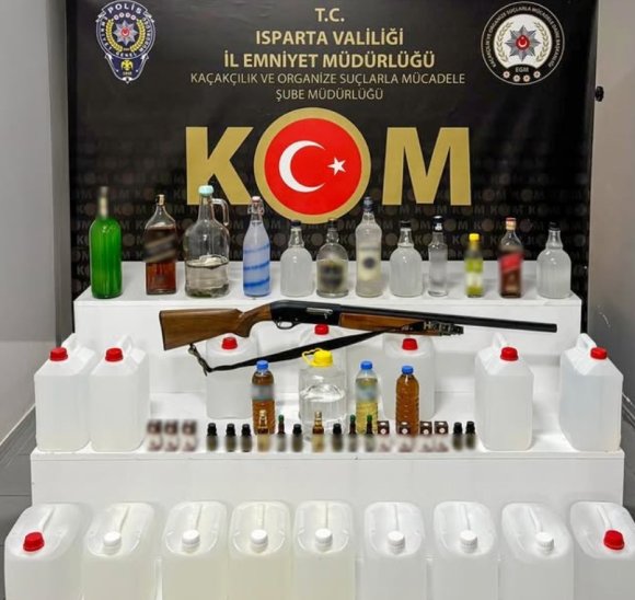 ISPARTA’DA NARKOTİK VE KOM’DAN ÇİFTE OPERASYON: SENTETİK KÂĞITLAR VE KAÇAK ALKOL YAKALANDI