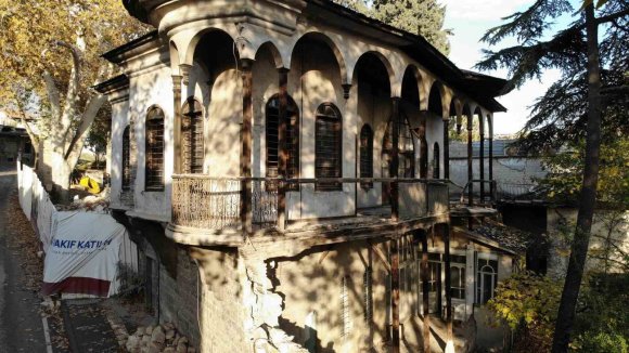 ASIRLIK TARİHİ EVLER RESTORASYON BEKLİYOR