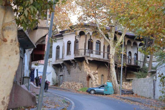 ASIRLIK TARİHİ EVLER RESTORASYON BEKLİYOR