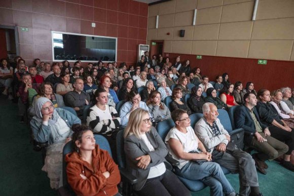 MERSİN’DE KADIN RADYOCULARIN HİKAYESİNE IŞIK TUTAN BELGESEL GÖSTERİMİ