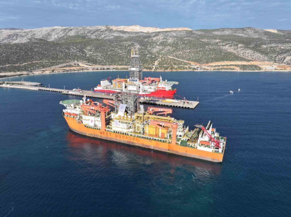 TÜRKİYE’NİN 6’INCI SONDAJ GEMİSİ TAŞUCU LİMANI’NA YANAŞTI