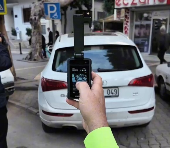 ADANA’DA ENGELLİ PARK YERLERİNE ARAÇLARINI KOYAN SÜRÜCÜLERE CEZA KESİLDİ