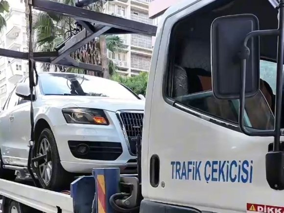 ADANA’DA ENGELLİ PARK YERLERİNE ARAÇLARINI KOYAN SÜRÜCÜLERE CEZA KESİLDİ