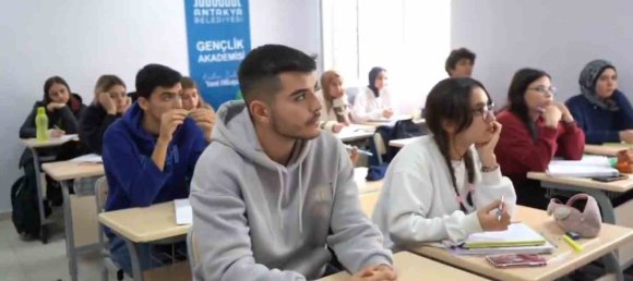 ANTAKYA’DA GENÇLİK AKADEMİSİ ÖĞRENCİLERİ GELECEĞE HAZIRLIYOR