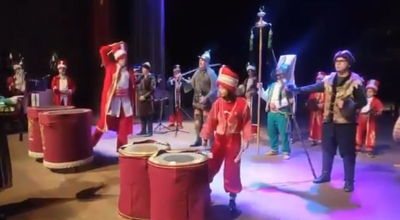 MEHTERANDA KÖSÜ DÜŞMANA VURUR GİBİ VURAN GENÇ SOSYAL MEDYAYI SALLADI