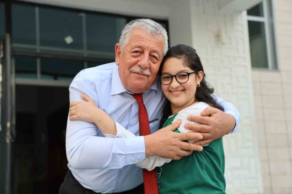 LÖSEMİYİ YENEN İKRANUR 3 YIL SONRA OKULA DÖNDÜ, ÇİÇEK VE BALONLARLA KARŞILANDI