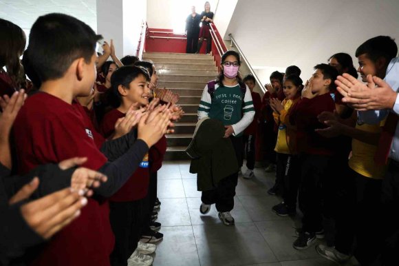 LÖSEMİYİ YENEN İKRANUR 3 YIL SONRA OKULA DÖNDÜ, ÇİÇEK VE BALONLARLA KARŞILANDI