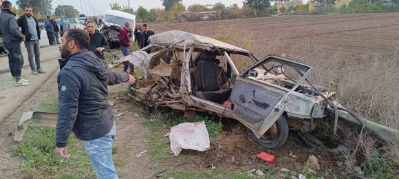 MİNİBÜSLE ÇARPIŞARAK HURDAYA DÖNEN TOFAŞ’TAKİ 2 KİŞİ YARALANDI