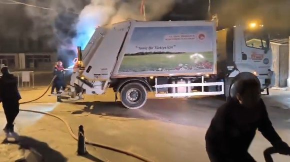 ÇÖP TOPLAMA SIRASINDA YANAN KAMYONUNU İTFAİYEYE SÜRDÜ