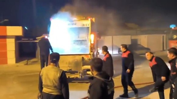 ÇÖP TOPLAMA SIRASINDA YANAN KAMYONUNU İTFAİYEYE SÜRDÜ