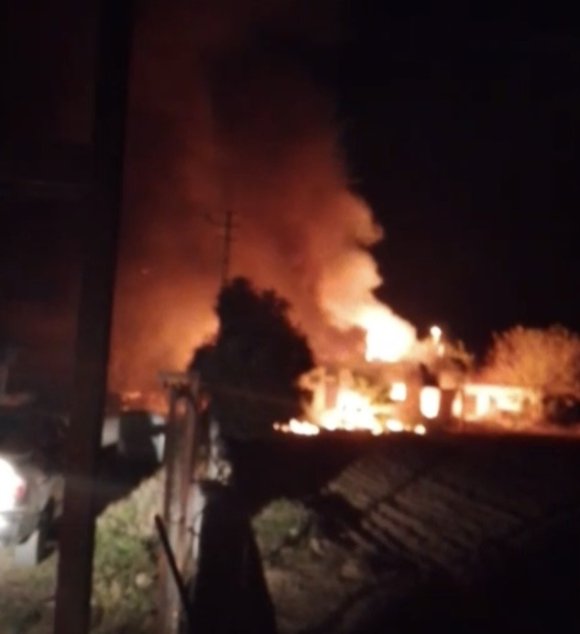 TÜPLERİN SAKLANDIĞI EV ALEV ALDI: PATLAMA ANLARI KAMERADA