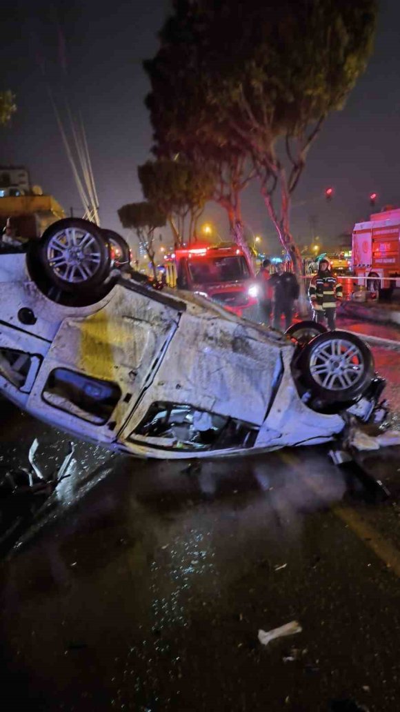 OTOMOBİLLER ÇARPIŞTI: 2 YARALI