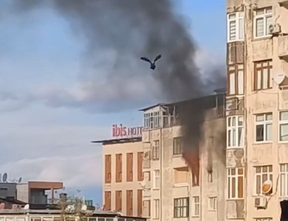 ADANA’DA APARTMANIN 6. KATINDA ÇIKAN YANGIN SÖNDÜRÜLDÜ
