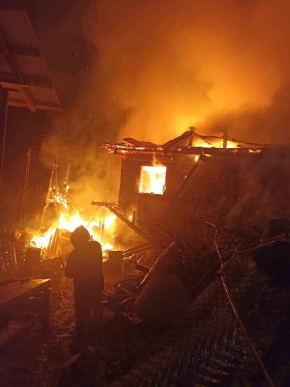 FEKE’DE EV YANGINI: BİR EV KÜL OLDU, LOJMAN ZARAR GÖRDÜ