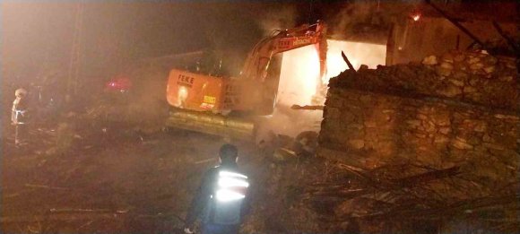 FEKE’DE EV YANGINI: BİR EV KÜL OLDU, LOJMAN ZARAR GÖRDÜ