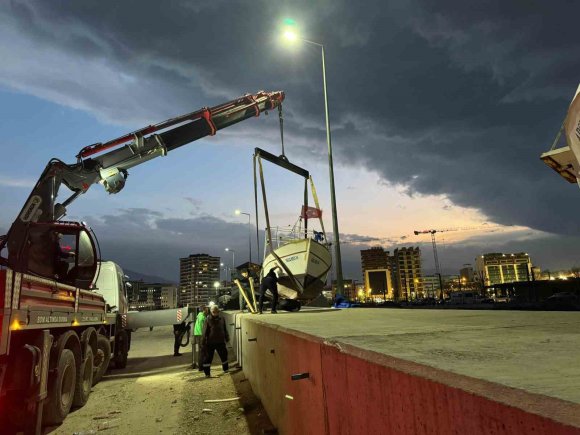 HATAY’DA FIRTINANIN ETKİSİYLE 5 TEKNE VE 1 YAT ALABORA OLDU