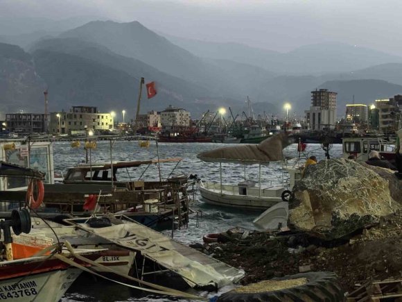 HATAY’DA FIRTINANIN ETKİSİYLE 5 TEKNE VE 1 YAT ALABORA OLDU