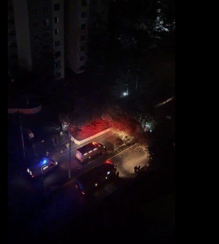 SÜRÜCÜSÜNÜN İÇİNDE OLDUĞU OTOMOBİLİN ÜZERİNE AĞAÇ DEVRİLDİ