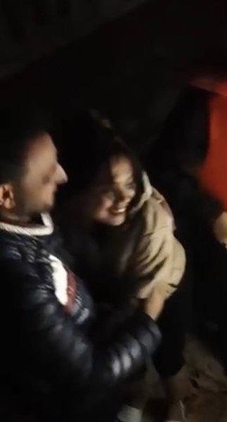 SAĞANAK SONRASI EVİNDE MAHSUR KALAN KADINI EKİPLER KURTARDI