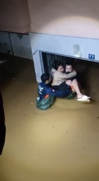 SAĞANAK SONRASI EVİNDE MAHSUR KALAN KADINI EKİPLER KURTARDI