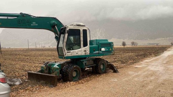 DSİ’YE AİT KEPÇE İLE DEFİNE ARANDIĞI İDDİASINI BÖLGEDE BULUNAN SİGARA İZMARİTİNİN DNA ÖRNEKLERİ AYDINLATACAK