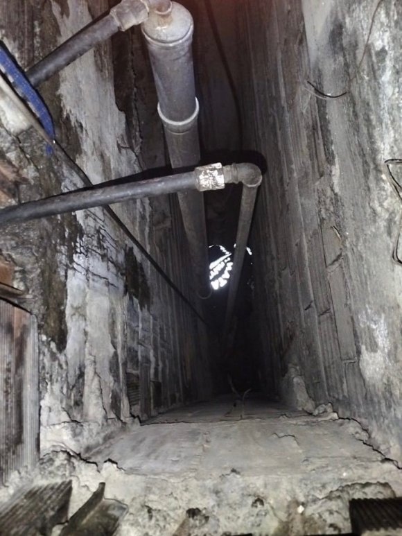 HAVALANDIRMA BOŞLUĞUNA DÜŞEN YAVRU KEDİYİ İTFAİYE KURTARDI