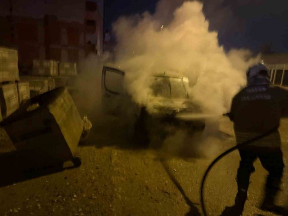 KIRIKHAN’DA HAFİF TİCARİ ARAÇ YANDI