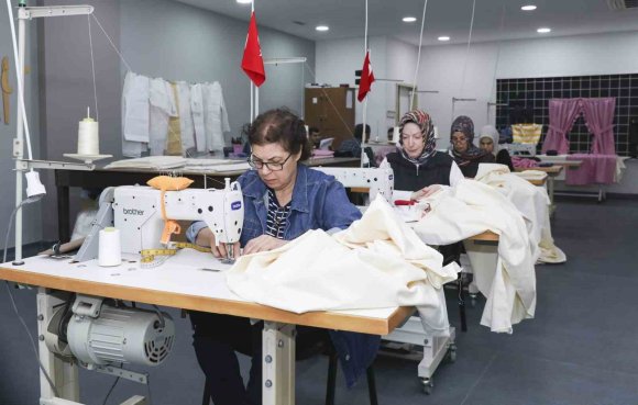 MERSİN’DE ÖZEL BİREY ANNELERİ DİKİŞ KURSUNDA HEM ÜRETİYOR HEM SOSYALLEŞİYOR