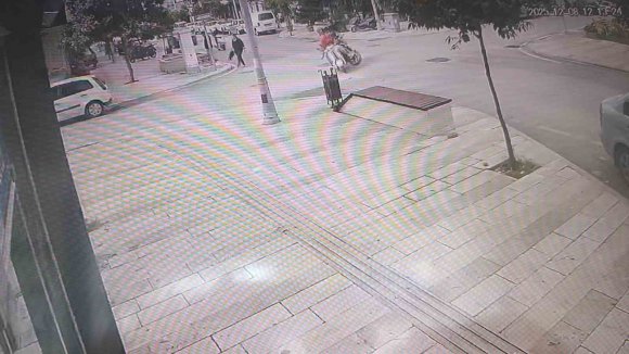 MOTOSİKLETLER KAVŞAKTA ÇARPIŞTI, 2 KİŞİ YARALANDI: KAZA ANI KAMERADA