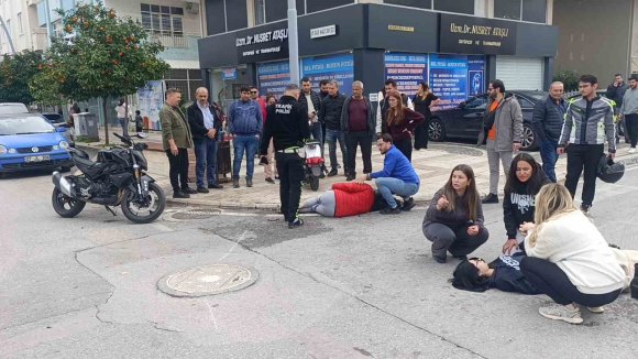 MOTOSİKLETLER KAVŞAKTA ÇARPIŞTI, 2 KİŞİ YARALANDI: KAZA ANI KAMERADA