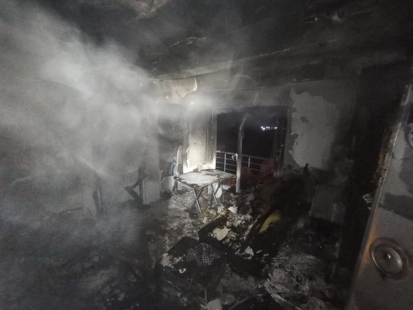 ELEKTRİK KONTAĞINDAN ÇIKAN YANGINDA ALEVLERE TESLİM OLAN EV KULLANILMAZ HALE GELDİ