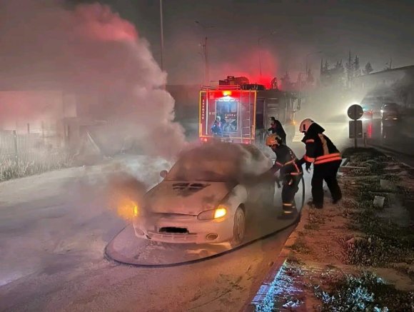 ANTAKYA’DA YANAN OTOMOBİLDE HASAR OLUŞTU