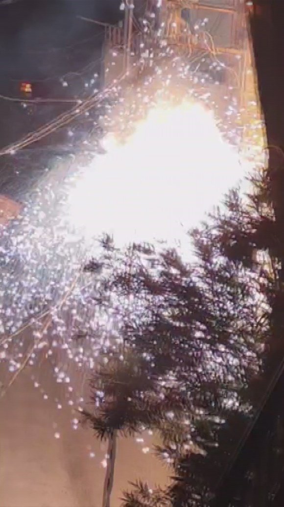 ELEKTRİK KABLOLARINDA YAŞANAN PATLAMA GECEYİ GÜNDÜZE ÇEVİRDİ