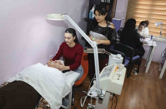 KADINLAR EL EMEĞİ VE GÖNÜL BİRLİĞİYLE ÜRETİYOR