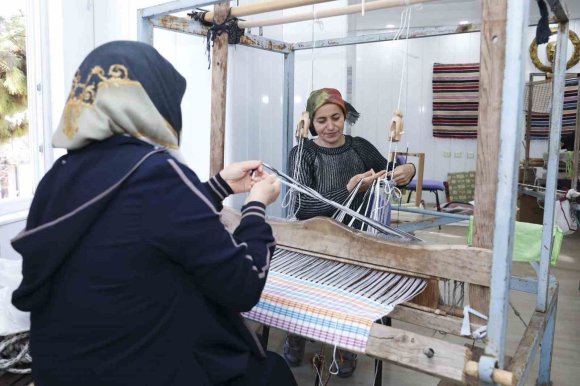 KADINLAR EL EMEĞİ VE GÖNÜL BİRLİĞİYLE ÜRETİYOR